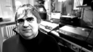 Mustavalkoinen, rasteroitu kuva Erkistä radiostudiossa.