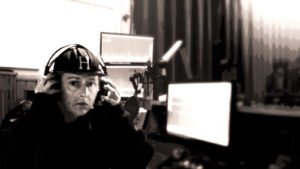 Mustavalkoinen, hieman seepian sävytteinen, rasteroitu ja reilusti editoitu kuva Hulista radiostudiossa.