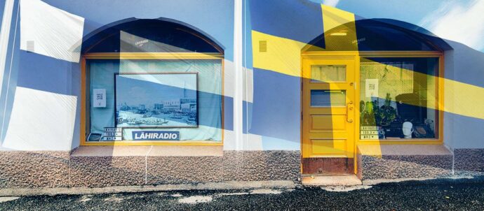 Editoitu kuva Lähiradion julkisivusta, jonka päällä osin läpinäkyvä kuva Suomen ja Ruotsin lipuista.
