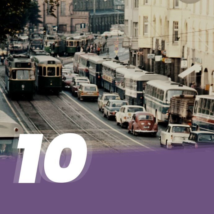 Kuva Hämeentie 34 kohdalta Helsingistä 1960-luvun loppupuolelta, kuvan päällä numero 10.