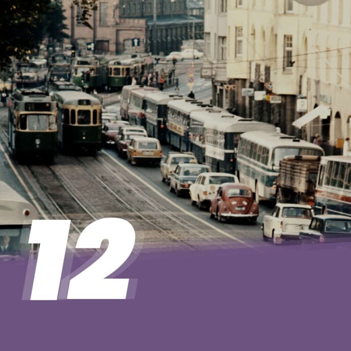 Kuva Hämeentie 34 kohdalta Helsingistä 1960-luvun loppupuolelta, kuvan päällä numero 12.