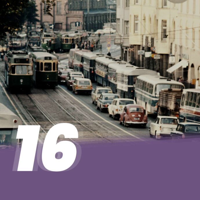 Kuva Hämeentie 34 kohdalta Helsingistä 1960-luvun loppupuolelta, kuvan päällä numero 16.