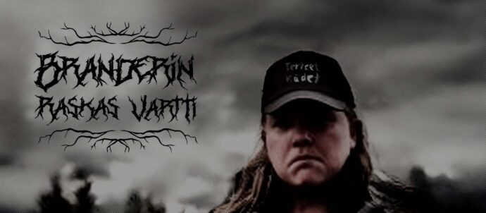 Rasteroitu, lähes harmaasävyinen kuva toimittajasta, jolla musta lippalakki, pitkät hiukset ja farkkuliivi, kuvan vasemmassa reunassa teksti: Branderin raskas vartti.