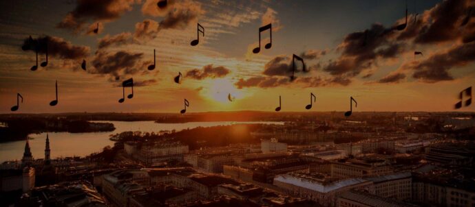 Tekoälyllä luotu kuva auringonlaskusta kuvitteellisen Helsingin yllä, taivaalla pilviä joiden edessä lentelee nuotteja.