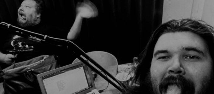 Mustavalkoinen, rakeinen kuva ilmeilevistä Outolan toimittajista Saliksesta ja Japista.