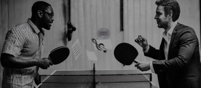 Tekoälyllä luotu mustavalkoinen, rakeinen kuva kahdesta miehestä pelaamasta pingistä, pallona nuottiavain, cd-levy ja papereita.