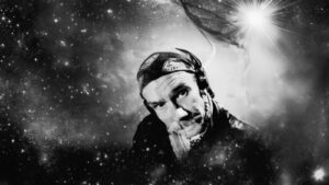 Mustavalkoinen rakeinen kuva henkilöstä, jonka taustalle on muokattu avaruusmaisema.