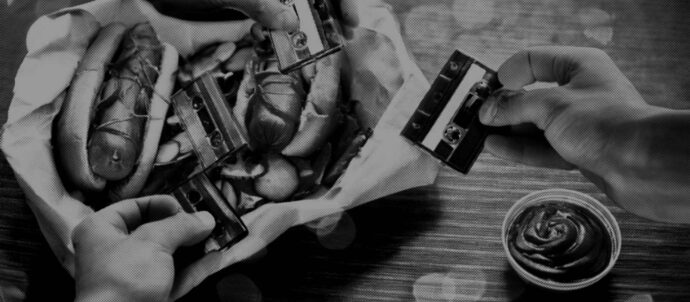 Tekoälyllä luotu mustavalkoinen sanomalehtikuva, jossa toimittajat kaivavat musiikkiäänitteitä salaatin seasta.