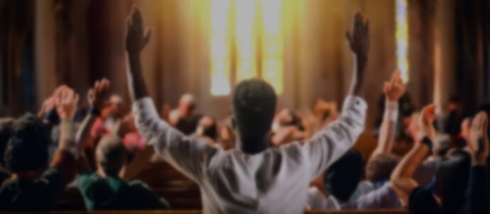 Tekoälyllä luotu kuva kirkon sisältä, jonne loistaa alttarin takaa kirkas valo, edessä valkoisiin pukeutunut hahmo kädet ylhäällä.